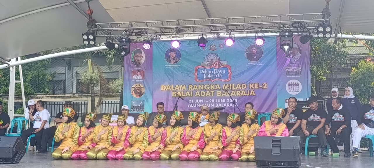 PENAMPILAN TARI SAMAN SANTRI AL ITQON DALAM KEGIATAN HUT BALARAJA