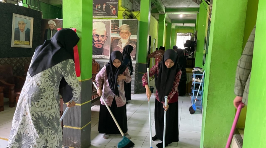 KEGIATAN JUM'AT BERSIH SISWA SMPIT AL ITQON